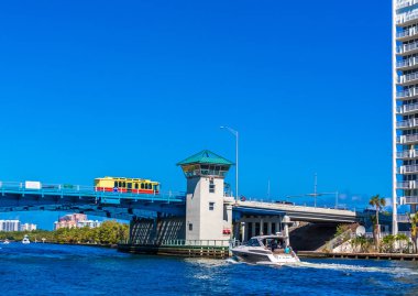 Mavi kapalı asma köprü