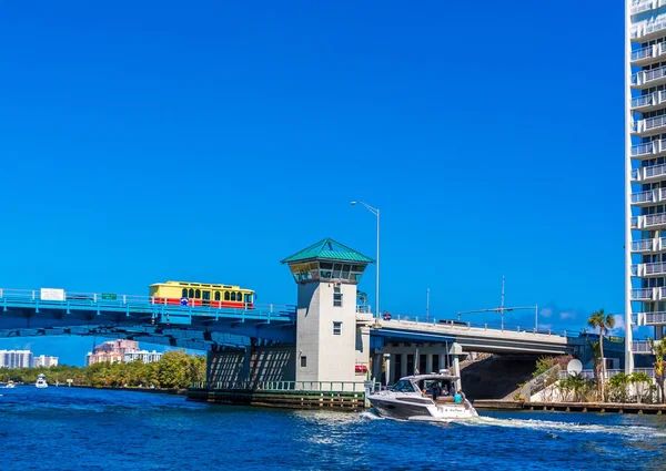 Mavi kapalı asma köprü