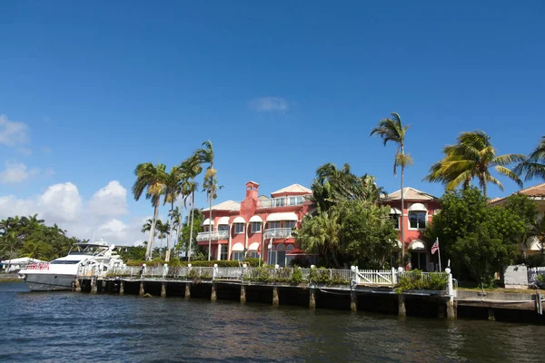 Pink Mansion on Canal — Stock Photo, Image