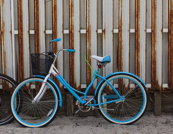 Bicicleta azul en la pared oxidada —  Fotos de Stock