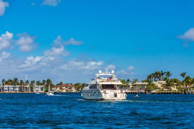 Mavi kanal büyük yat