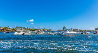 Kanaldaki parti tekneler