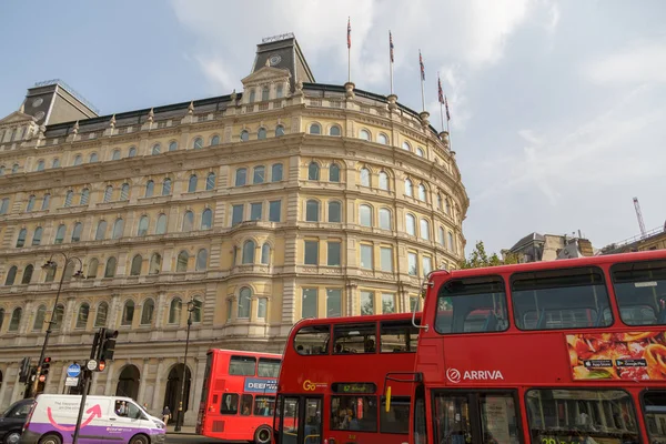 Autobuses rojos de dos pisos en Londres — Foto de Stock