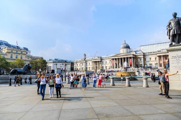 Touristes en Trafalgar Square — Photo