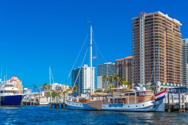 Yelkenli yat kınamak kule tarafından