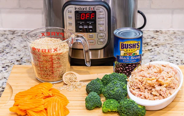 Rice Chicken Broccoli Carrots and Black Beans — Stock Photo, Image