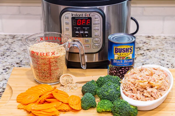 Rice Chicken Broccoli Carrots and Black Beans — Stock Photo, Image