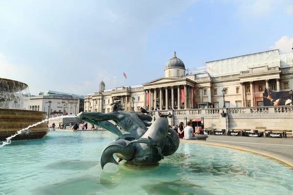 Statue dans la fontaine de Trafalgar — Photo