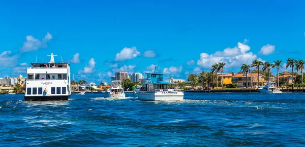 Bateaux de visite sur Channel — Photo