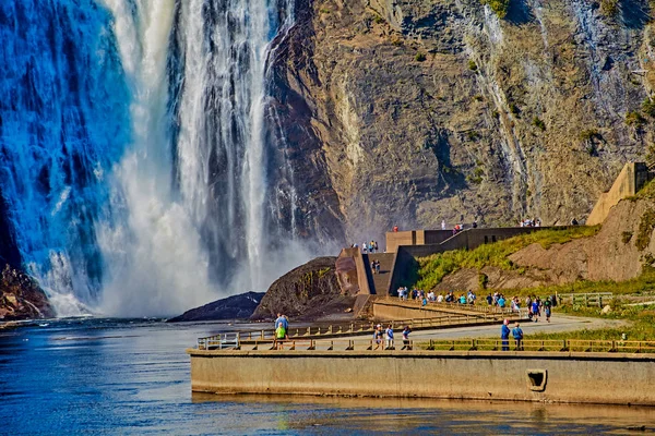 Gente en el fondo de Montmorency Falls — Foto de Stock