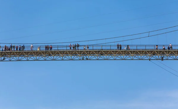 Lidé na mostě přes Montmorency Falls — Stock fotografie