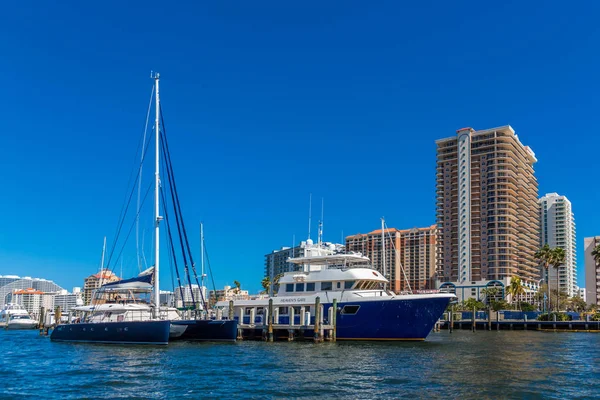 Segelyacht und Motoryacht — Stockfoto