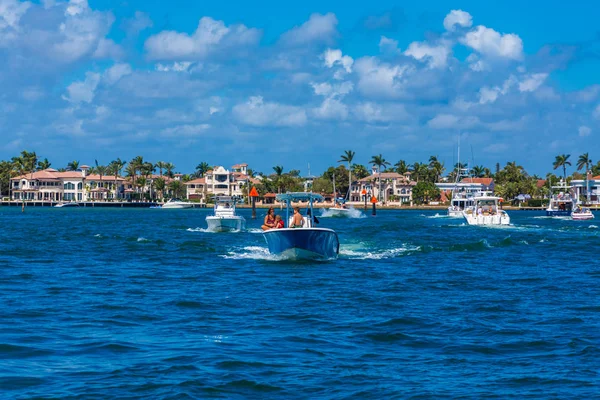 Familie auf blauem Boot — Stockfoto