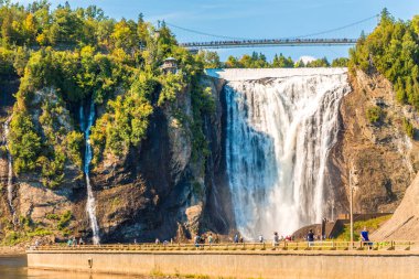 Montmorency Falls 'ta köprüde insanlar