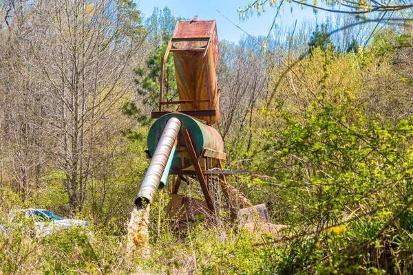 Macchinari di dragaggio nella foresta — Foto Stock