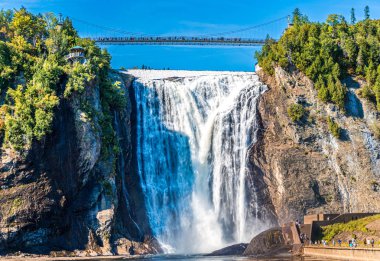 Montmorency Falls altındaki insanlar