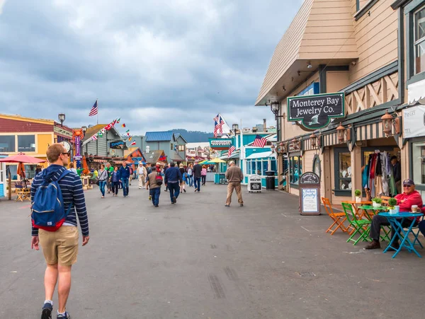 Touristen auf Monterey Pier — Stockfoto