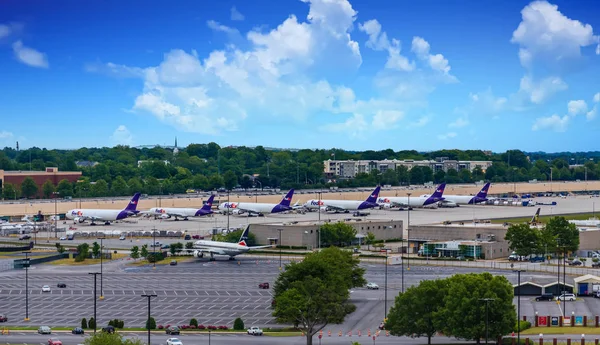 Reihe von Fedex-Flugzeugen — Stockfoto