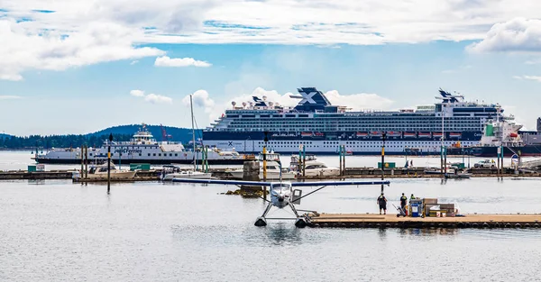 Seaplane and Cruise Ship — Stock Photo, Image