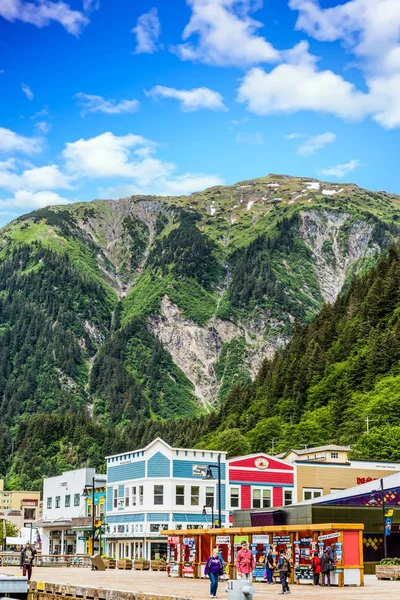 Juneau bajo la montaña —  Fotos de Stock