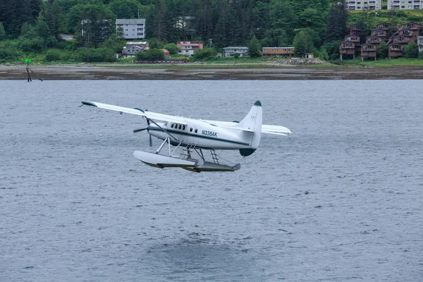 Watervliegtuig bankieren weg — Stockfoto