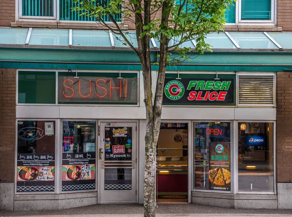 Sushi geschlossene Pizza offen — Stockfoto