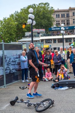 Unicycle tarafından Ateş ile Hokkabazlık