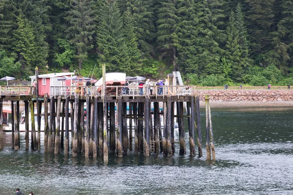 Turyści na molo w Icy Strait — Zdjęcie stockowe