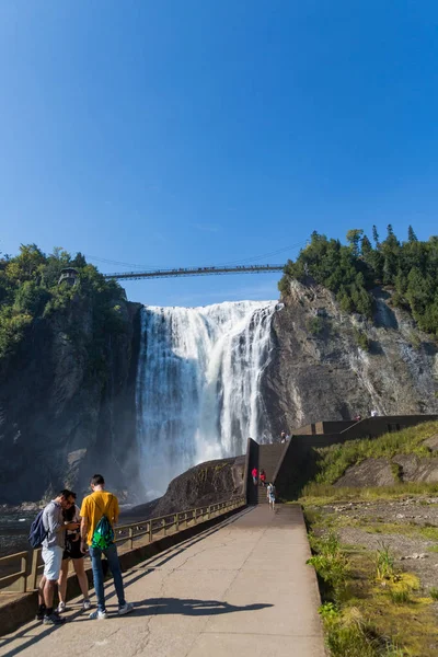 Grupp på botten av Montmorency Falls — Stockfoto