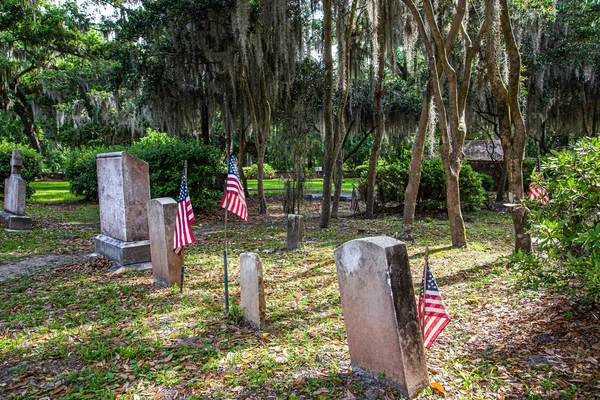 Vecchie tombe con bandiere americane — Foto Stock