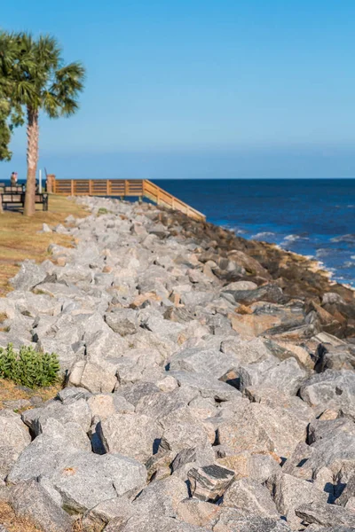 Steinmauer zum Gehweg — Stockfoto