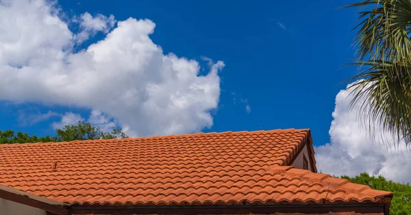 Новий червоний плитки даху під синім небом — стокове фото