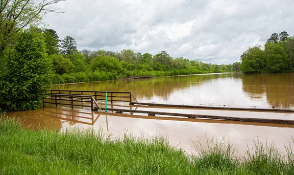 Overstroomde loopbrug in Park — Stockfoto