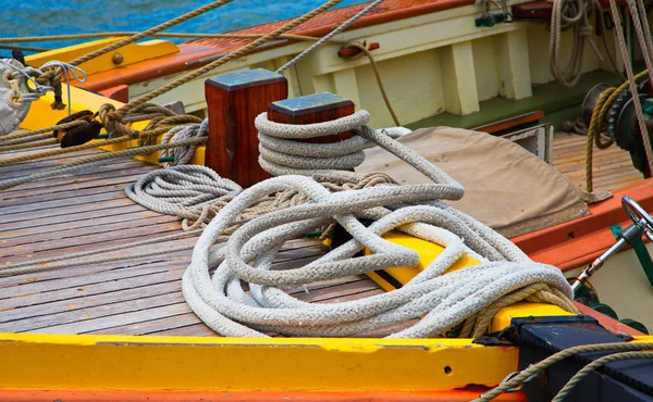 Cuerdas en el arco de la nave — Foto de Stock
