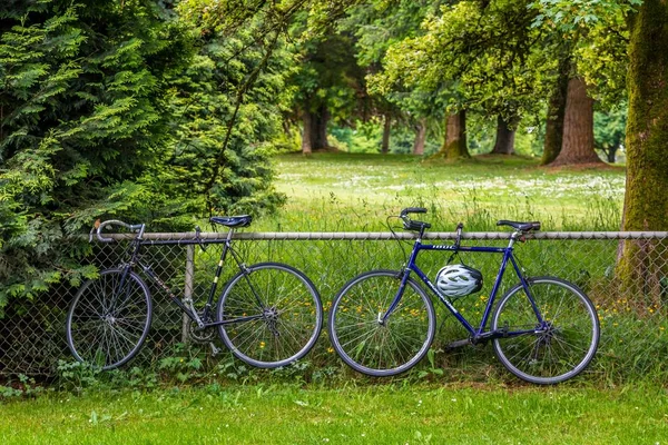 Deux vélos sur la clôture — Photo