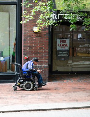 Tekerlekli Sandalyede Sigara İçen Adam