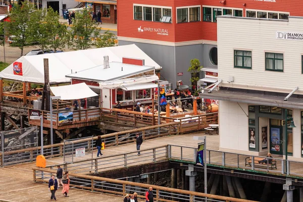 Restauranger längs skeppsdockan i Juneau — Stockfoto