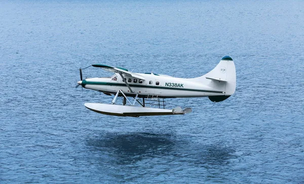 Seaplane decolando sobre a água azul — Fotografia de Stock