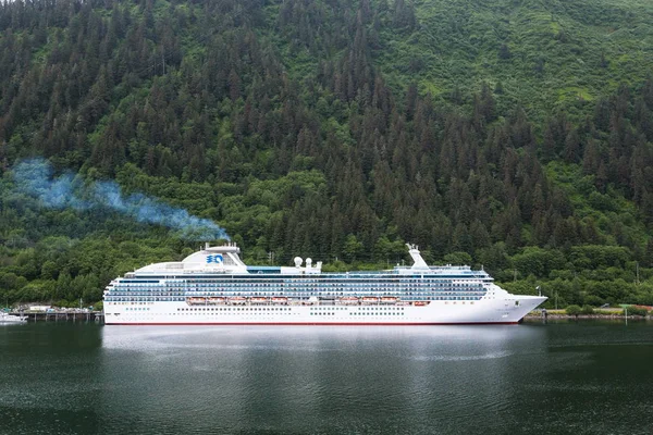 Princess Cruise Ship en las montañas verdes —  Fotos de Stock