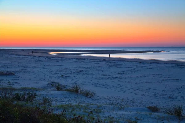 Blaue und orangefarbene Morgendämmerung am Strand — Stockfoto
