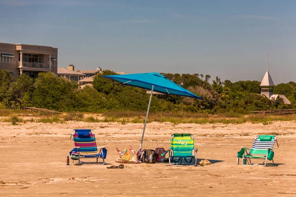 Tomma stolar och parasoll på stranden — Stockfoto