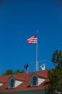 Kırmızı Çatıda Amerikan Bayrağı