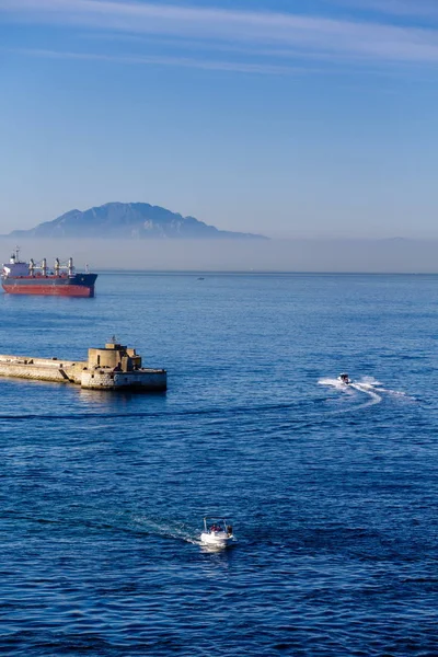 Ψαρόβαρκα και δεξαμενόπλοιο — Φωτογραφία Αρχείου