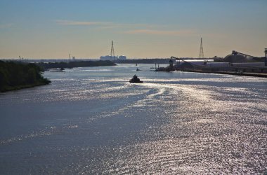 Nehir aşağı Römorkör