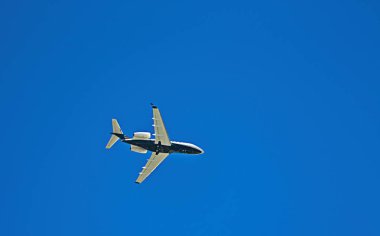 Aşağıdan Mavi ve Beyaz Jet