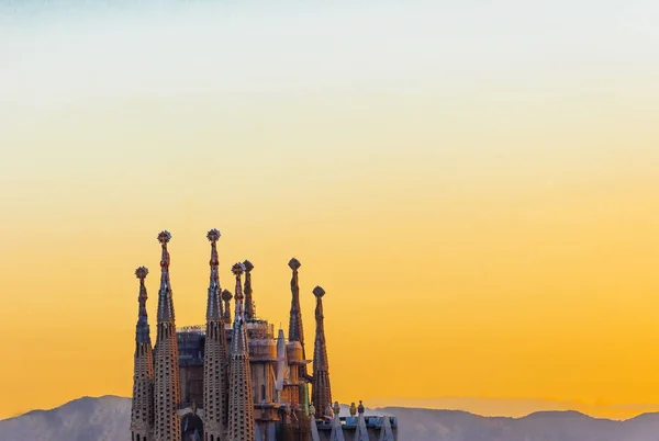 Cranes at Barcelona Church at Dawn — Stock Photo, Image