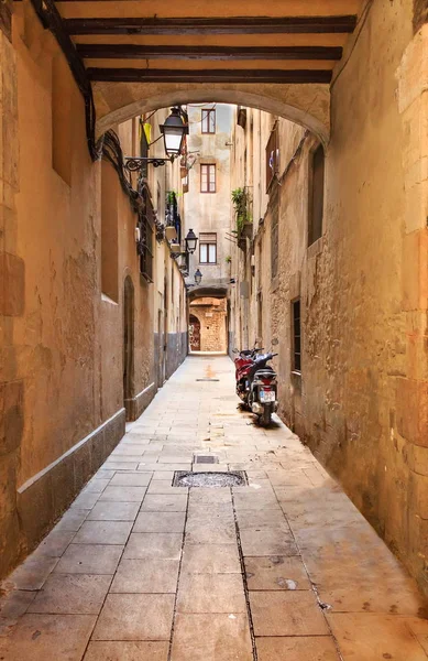 Scooters en el callejón —  Fotos de Stock