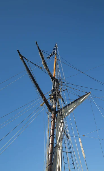 Uzun Gemi Altında Riggings — Stok fotoğraf