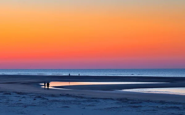 Blue Hour plaża pod pomarańczowy wschód słońca — Zdjęcie stockowe