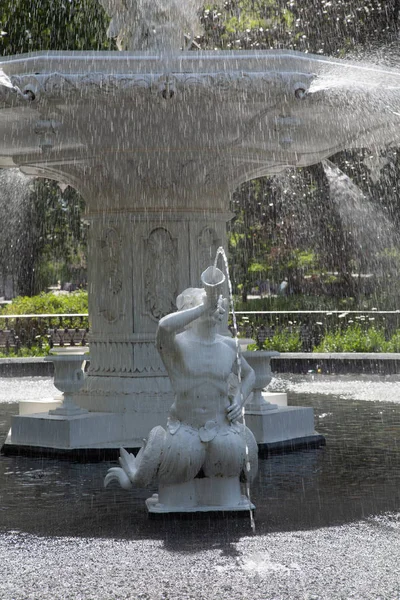 Nymphe im Brunnen — Stockfoto